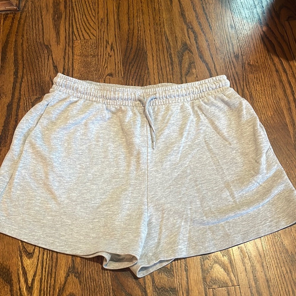 H&M light gray drawstring sweatshorts with pockets